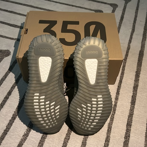 Yeezy Boost 350 - Picture 4 of 8